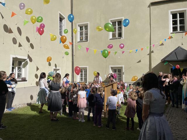 Schöne Geste: die Kinder ließen Luftballone in den Himmel steigen | Foto: Kern
