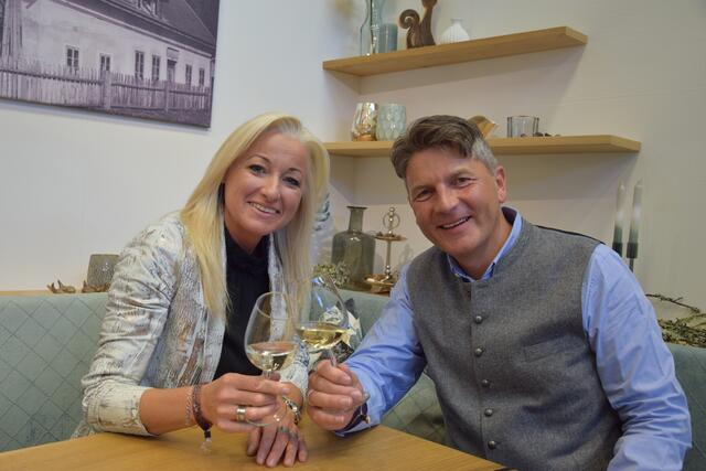 Sissi Gruber und Bgm. Albert Brunner dürfen anstoßen. | Foto: Verderber