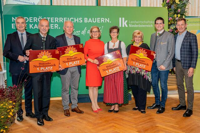 WK NÖ Vizepräsident Christian Moser, Bürgermeister von Leobersdorf Andreas Ramharter, Vizebürgermeister von Mönichkirchen Martin Tauchner, Landeshauptfrau Johanna Mikl-Leitner, Verschönerungsvereins-Obm.-Stv. von Hornsburg Christine Diewald, Bürgermeisterin von Pöggstall Margit Strasshofer, LK NÖ-Vizepräsident Lorenz Mayr, NÖ Gärtner-Obmann Johannes Käfer | Foto: LK NÖ/Georg Pomaßl