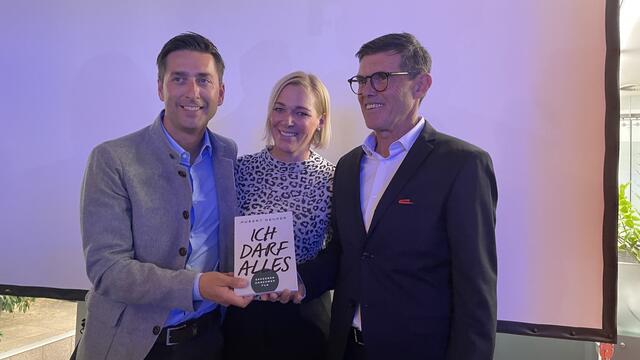 Mario Stecher (Sportlicher Leiter Spl/NK beim ÖSV) mit Ehefrau Carina und Hubert Neuper.