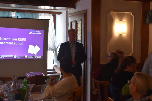 Bürgermeister Erich Buxhofer (Gresten-Land) ist begeistert von der Aktion "Dahoam kaffa und gwinna". | Foto: Roland Mayr