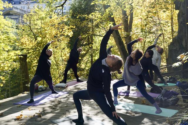 Miruna Mihailescu (links) mit ihrer Gruppe auf der Yogaplattform nahe des Wasserfalls in Bad Gastein | Foto: Julia Hettegger