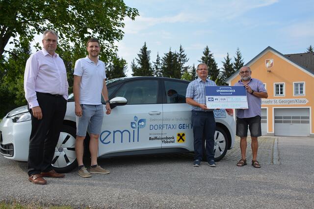 Oliver Schmidt (Vorsitzender der Geschäftsführung der Knorr-Bremse GmbH, Division IFE) und Lukas Hintsteiner (IFE Mitarbeiter und Vorstandsmitglied von EMIL-GEH’NI) überreichten die Spende der Firma IFE an Leopold Hochstrasser (Vereinsobmann von EMIL-GEH’NI) und Rupert Steinbichler (Fahrmeister von EMIL-GEH’NI).  | Foto: IFE