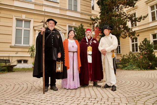 Nachtwächter Werner Hämmerle, Ulrike und Engelbert Haindrich (Tanzgruppe Fidelius) und Hans Leitgeb besuchten heute die MS Hasnerstraße in Klagenfurt. | Foto: MeinBezirk.at