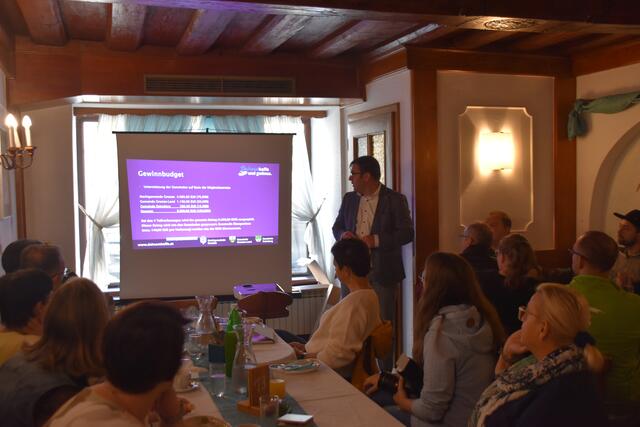 Kassier-Stellvertreter Johannes Wolmersdorfer von der Grestner Wirtschaftsgemeinschaft stellt die Aktion "Dahoam kaffa und gwinna" vor. | Foto: Roland Mayr