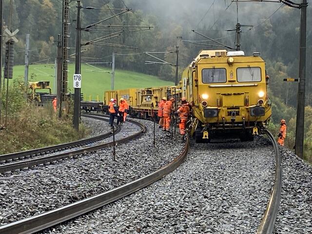 SUZ und Bahnarbeiter beim Verlegen der Gleise. | Foto: ÖBB