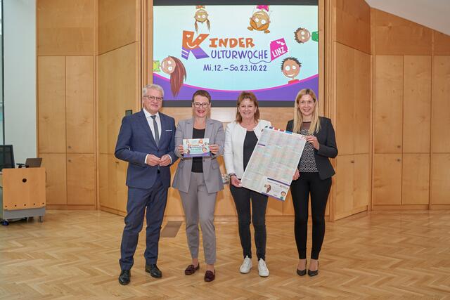 Bürgermeister Klaus Luger (SPÖ), Bildungsstadträtin Eva Schobesberger (Grüne), Vizebürgermeisterin Karin Hörzing (SPÖ) und Kulturstadträtin Doris Lang-Mayerhofer (ÖVP) bei der Präsentation der 10. Kinderkulturwoche, die von 12. bis 23. Oktober stattfindet.  | Foto: Stadt Linz