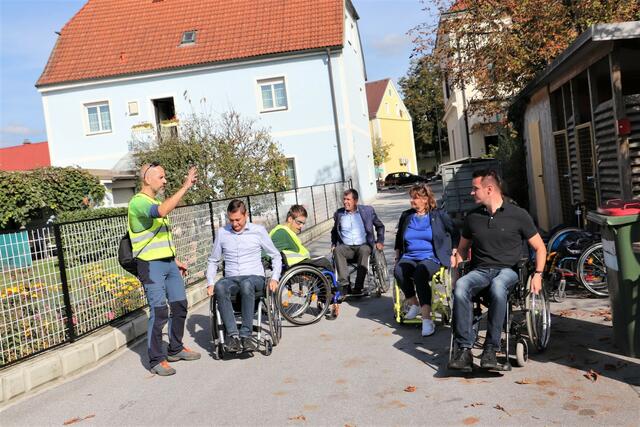 Robert Mörth, Leo Fischer, Erich Gosch, Maria Fradler und Stefan Hermann bei der Einweisung zum Rollstuhl-Parcours. | Foto: Edith Ertl