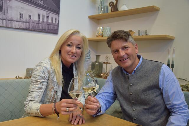 Sissi Gruber und Bürgermeister Albert Brunner dürfen anstoßen. | Foto: Verderber