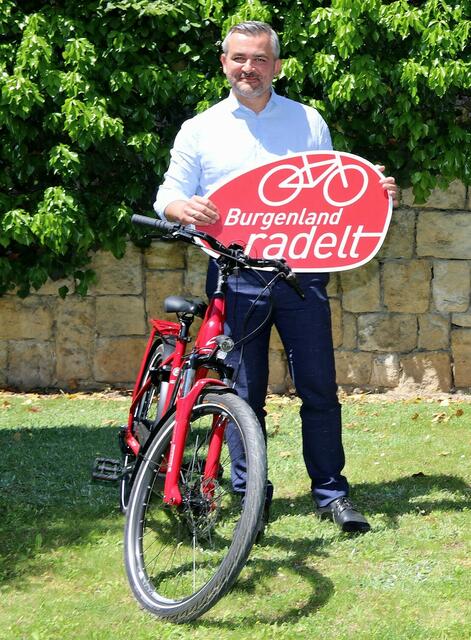 Landesrat Heinrich Dorner ist stolz über den neuen Teilnehmerrekord bei "Burgenland radelt". | Foto: Landesmedienservice Burgenland/Büro LR Dorner