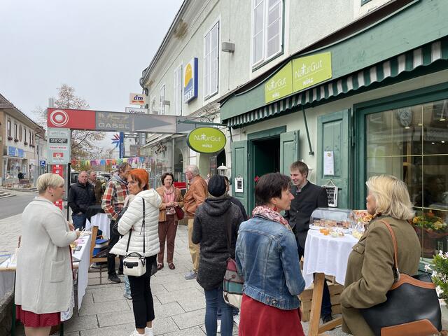 Schon an den Eröffnungstagen war viel los im neuen Geschäft in der Wienerstraße. Auf die Gäste warteten verschiedenste Kostproben. | Foto: Koidl