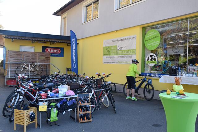 Vor der Radwerkstatt gab es einen Flohmarkt. | Foto: Verderber