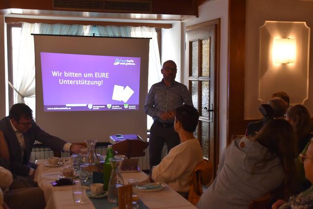Der geschäftsführende Gemeinderat Reinhard Nosofsky aus Reinsberg ist begeistert von der Aktion "Dahoam kaffa und gwinna". | Foto: Roland Mayr