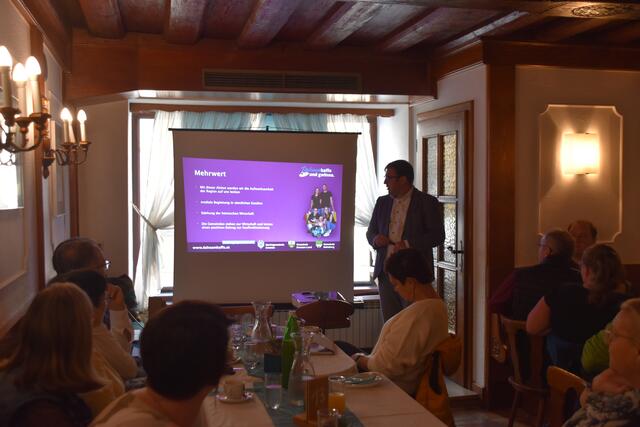 Kassier-Stellvertreter Johannes Wolmersdorfer von der Grestner Wirtschaftsgemeinschaft stellt die Aktion "Dahoam kaffa und gwinna" vor. | Foto: Roland Mayr