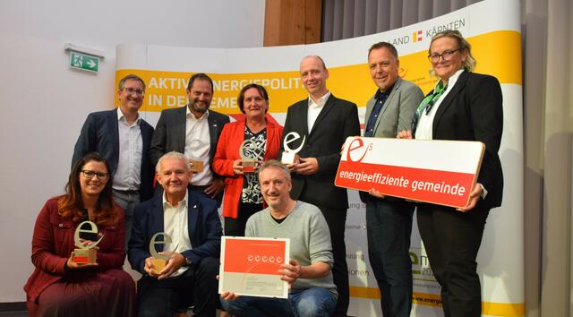 Re-zertifiziert mit fünf "e": Energie- und Klimaschutz-Landesrätin Sara Schaar (vorne links) konnte der Marktgemeinde Eisenkappel-Vellach die hohe Auszeichung überreichen. | Foto: Büro LR.in Schaar