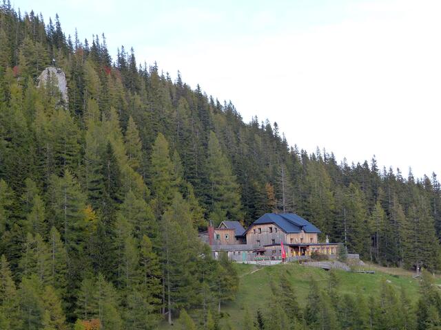 hier im Waxriegelhaus können wir leider nicht mehr einkehren, sonst fährt uns der letzte Bus nach Hirschwang davon