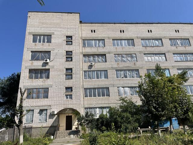 Das getroffene Krankenhaus südlich von Mykolaiv - im obersten Stock befand sich die Gynäkologie  | Foto: Lukas Moser 