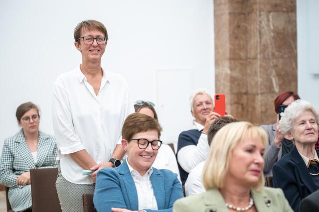 Landeshauptmann Thomas Stelzer überreicht Landesauszeichnungen an ehemalige Abgeordnete zum oberösterreichischen Landtag: Auch Sabine Promberger war unter den Geehrten. | Foto: Peter Mayr