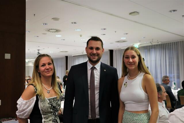 Matthias Pokorn mit Anita (li) und Chiara Wade, die sportliche Erfolge für den ESV Hausmannstätten und ESV Kainachtal erzielen. | Foto: Edith Ertl