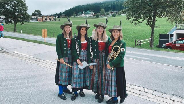 Elisabeth Stoderegger (links) spielt selbst in der Trachtenmusikkapelle St. Martin. | Foto: Stoderegger