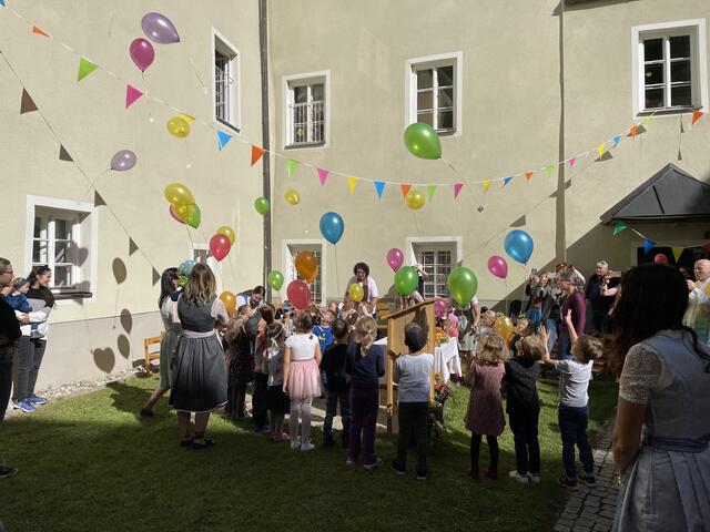 Schöne Geste: die Kinder ließen Luftballone in den Himmel steigen. | Foto: Kern