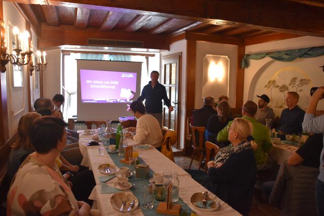 Der Grestner Bürgermeister Harald Gnadenberger ist begeistert von der Aktion "Dahoam kaffa und gwinna". | Foto: Roland Mayr