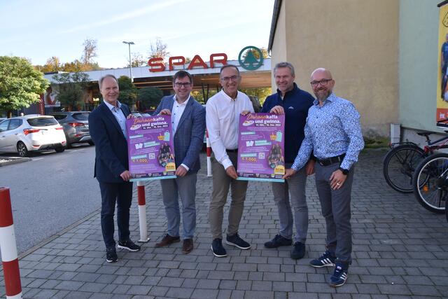 "Dahoam kaffa und gwinna": Bürgermeister Erich Buxhofer (Gresten-Land), Kassier-Stellvertreter Johannes Wolmersdorfer und Kassier Christian Prauchner (GWG), Bürgermeister Harald Gnadenberger (Gresten) und geschäftsführender Gemeinderat Reinhard Nosofsky (Reinsberg) | Foto: Roland Mayr