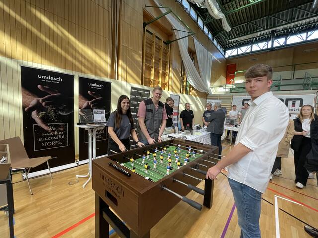 Lehrlinge der Firma Umdasch in Gleinstätten zeigten Ihren Drehfußballtisch vor. | Foto: Veronik