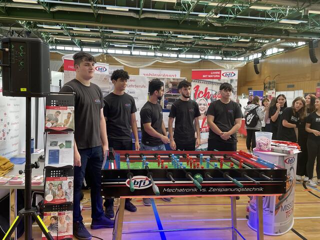 Jungen Burschen vom bfi führten einen Drehfußballtisch mit elektronischer Spielstandsanzeige vor. | Foto: Veronik