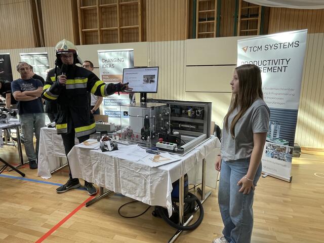 Sieg für TCM: beim Lehrlingswettbewerb: Lana Kosjak und Jakob Edelsbrunner in Feuerwehruniform stellen die Funktion eines Rauchmelders vor. | Foto: Veronik