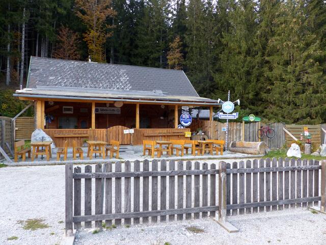 am Ende unserer Bergwanderung in Preiner Gscheid bei der Edelweißhütte angekommen. Gerade noch zum letzten Bus geschafft, der uns zurück nach Hirschwang bringen wird.