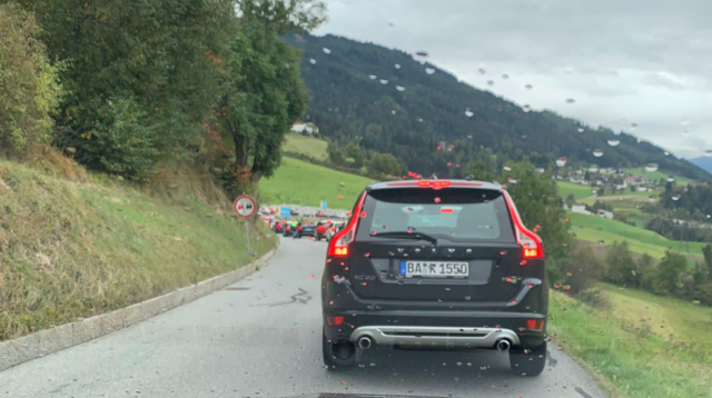Bgm. Patrick Geir fordert als kurzfristige Maßnahme, die Fahrverbote auf Ausweichstrecken auf die Wochenenden im September und Oktober auszuweiten. | Foto: privat