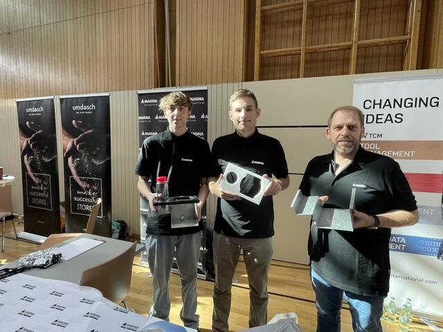 "Einer für alle", der praktisch universelle Getränkehalter der Lehrlinge von Magna Powertrain als Werkstück für den Lehrlingswettbewerb | Foto: Veronik