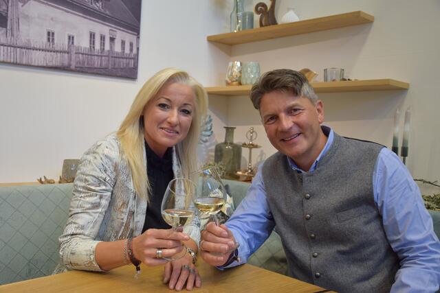 Sissi Gruber und Bgm. Albert Brunner dürfen anstoßen. | Foto: Verderber