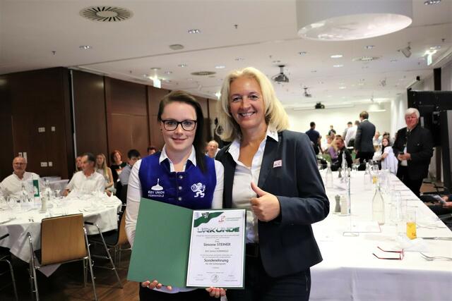 BÖE-Präsidentin Silvia Tschiltsch (re) gratuliert Simone Steiner zur Sonderehrung des Landesverbands für Eis- und Stocksport. | Foto: Edith Ertl