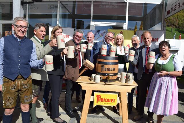 Mit Murauer Bier wurde auf die Eröffnung angestoßen. | Foto: Verderber