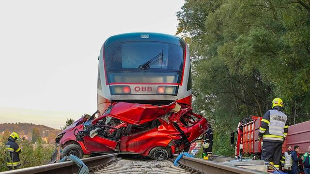 Keine Rettung mehr gab es für den Mann, der in Lödersdorf das rote Signallicht übersehen haben dürfte. | Foto: BFVFB/C. Karner