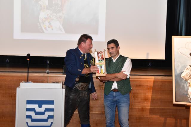 Martin Lechner überreicht dem Künstler Peter Hölbling ein kleines Präsent. | Foto: Kendlbacher