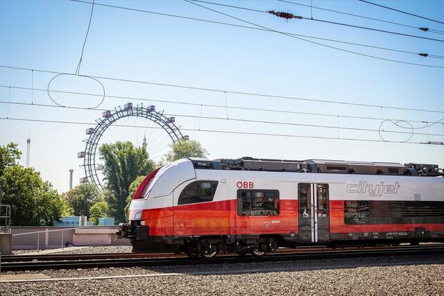 Der 20-Jähriger sprang in der Nacht auf den Zug am Praterstern und fuhr offensichtlich am Dach mit.  | Foto: ÖBB/Wegscheider