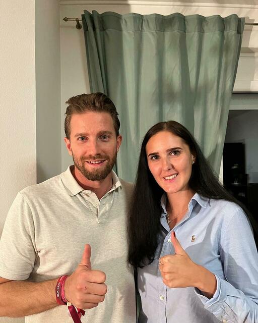 NEOS Breitenbrunn: Christoph Schneider freute sich mit Cousine Barbara Pöplitsch über das Ergebnis der Gemeinderats- und Bürgermeisterwahl.  | Foto: NEOS Breitenbrunn