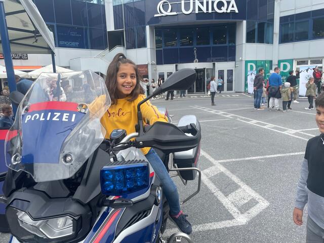 Toll, auf einem Polizei-Motorrad zu sitzen.