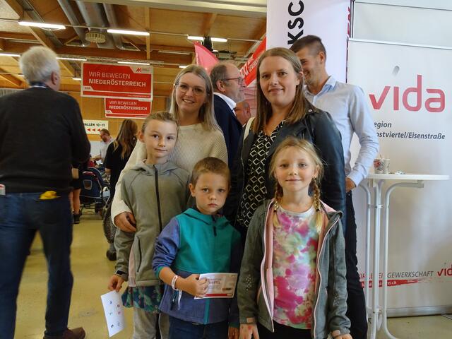 Chloe, Sabrina, Collin, Bettina und Lia Pischa | Foto: Simon Glösl