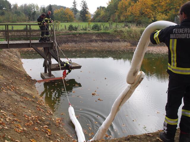 Durch einen Austritt kam es zur Verunreinigung | Foto: (3) FF Waidhofen
