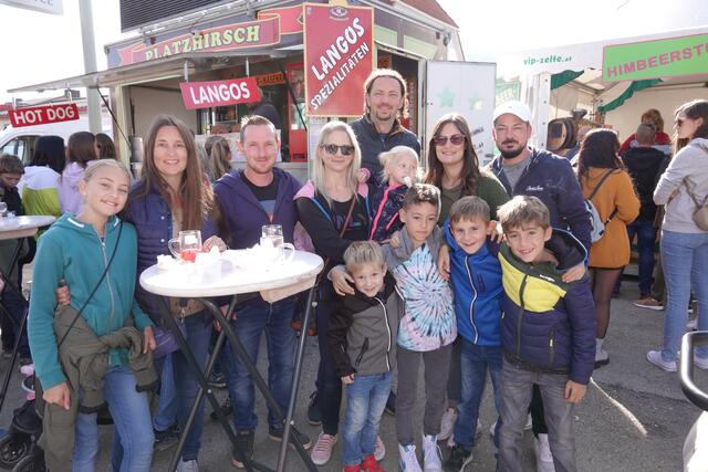 Viele nutzten das perfekte Wetter um den heurigen Maxlaunmarkt am Samstag gleich mit der ganzen Familie zu genießen. | Foto: Michael Blinzer