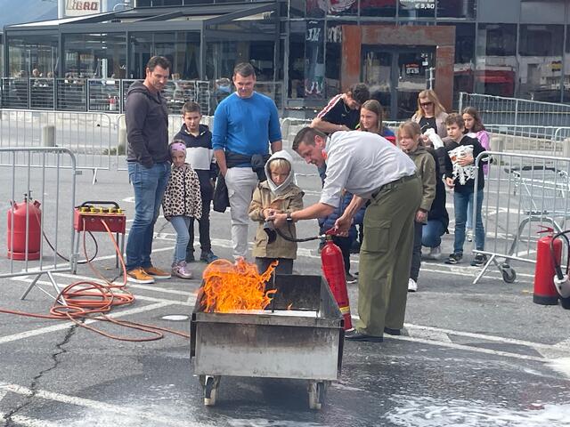 Die Feuerwehr hatte ganz besonders spektakuläre Szenen organisiert. | Foto: Perktold