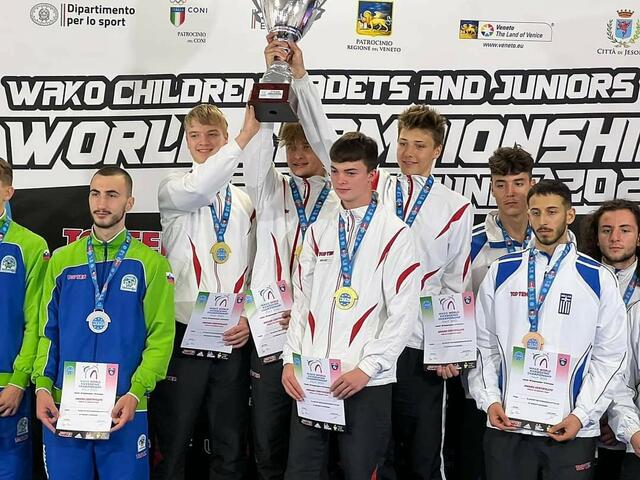 Der WM-Junioren-Pokal geht erstmals an die österreichischen Kickboxer. | Foto: ÖBFK/Ebner