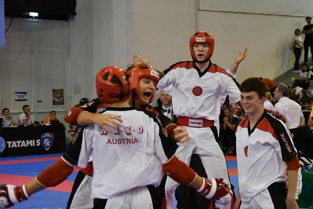 Im Siegestaumel: Estes Kickbox-Junioren-Gold für Österreich! | Foto: ÖBFK/Ebner