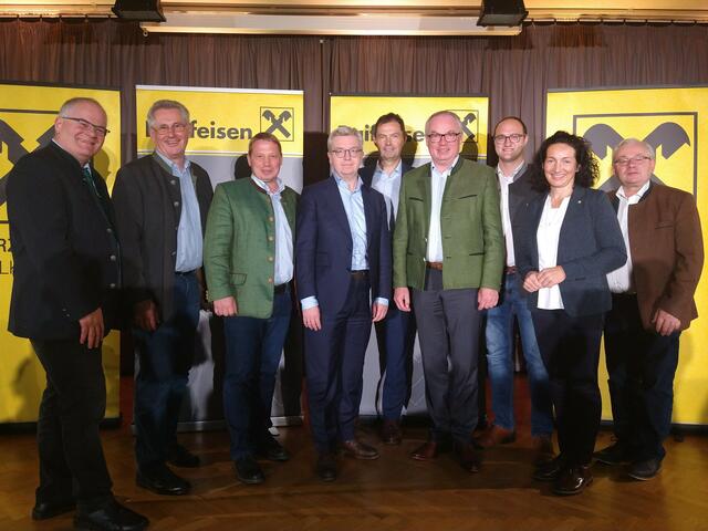 Personen am Foto vlnr.: Bezirksbauernkammerobmann Neunkirchen Thomas Handler, Bundesrat Martin Preineder, Bezirksbauernkammerobmannstellv. Wr. Neustadt Johann Stickelberger, Generaldirektor Raiffeisen NÖ Wien Michael Höllerer, Kammerdirektor LLWK NÖ Franz Raab, LH Stellvertreter Stehphan Pernkopf, Kammersekretär der BBKs Wr. Neustadt und Neunkirchen Christoph Edelhofer, LAbg. Waltraud Ungersböck, Teilbezirkbauernratsobmann Neunkirchen Peter Rottensteiner
 | Foto: Waltraud Ungersböck