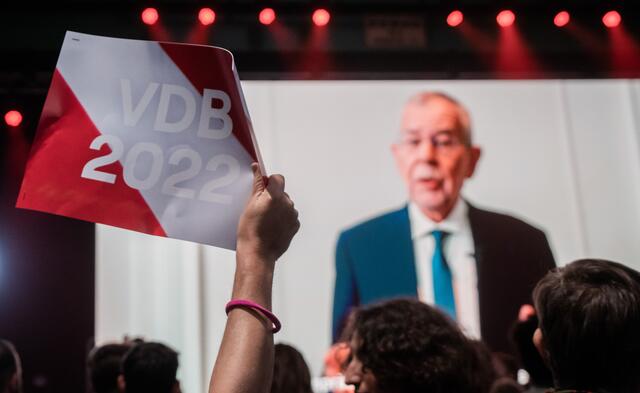 Alexander Van der Bellen bleibt im Amt – eine Wahltagsbefragung zeigt, wer den Amtsinhaber wiedergewählt hat, und wer sich eher für einen der Gegenkandidaten entschieden hat. | Foto: GEORG HOCHMUTH / APA / picturedesk.com