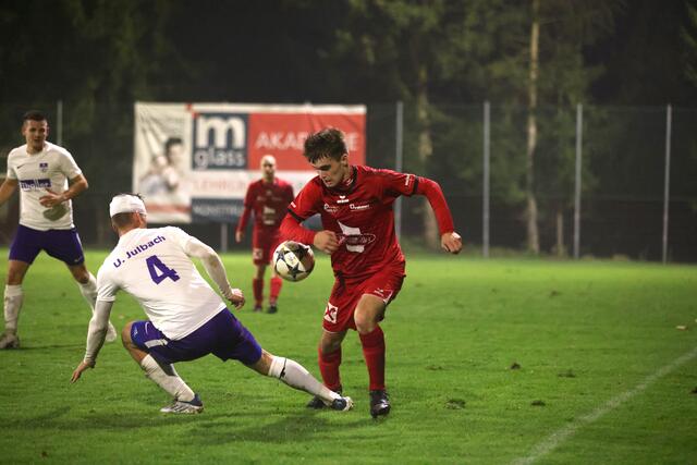 Altenbergs Kicker (r.) im Dilemma: Vom Titelkandidaten im letzten Jahr zum abstiegsbedrohten Bezirksligisten.  | Foto: Reischl
